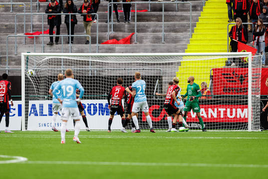 Gefles Leo Englund (ej i bild) gör 1-1