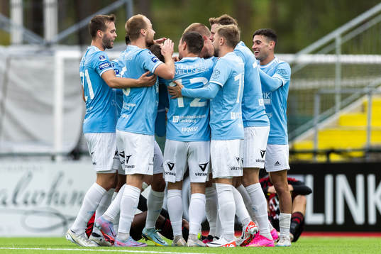 Gefles Jacob Hjelte jublar med lagkamrater