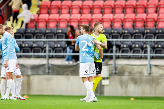 Gefles York Rafael klappar om målvakt Robin Wallinder