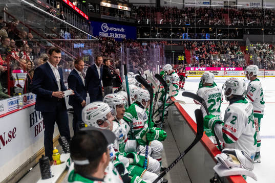 Rögles tränare Cam Abbott och spelare