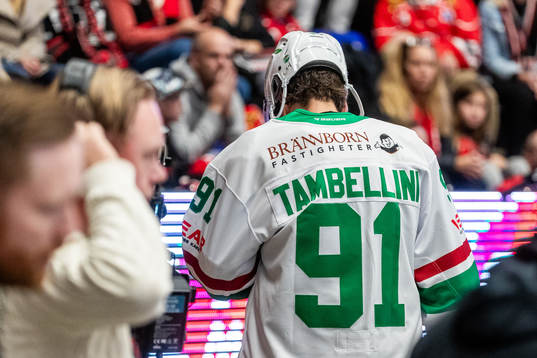 Rögles Adam Tambellini lämnar planen skadad
