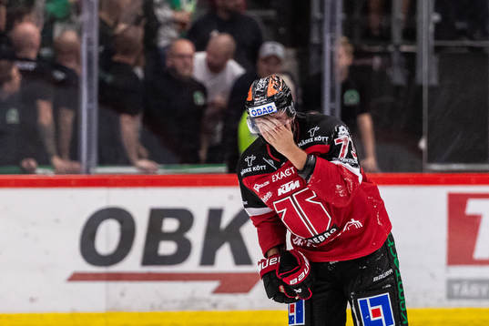 Örebros Oliver Eklind lämnar planen skadad