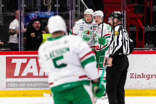 Rögles Rodrigo Abols jublar med Anton Bengtsson