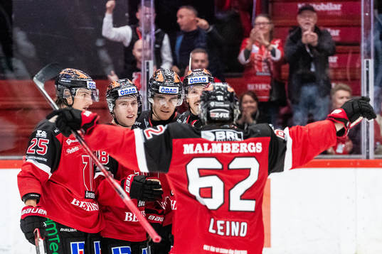 Örebros Jonathan Lekkerimäki jublar med lagkamrater