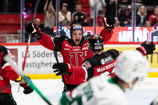Örebros Robert Leino jublar