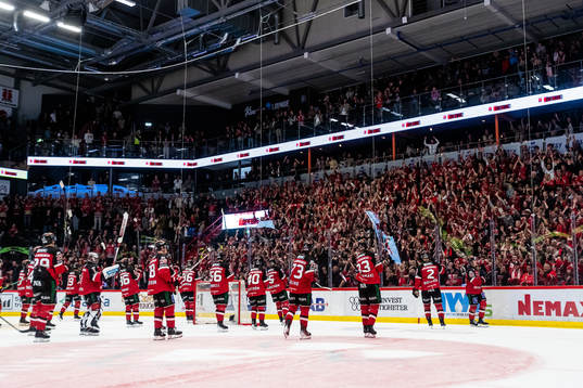 Örebros spelare jublar med publiken