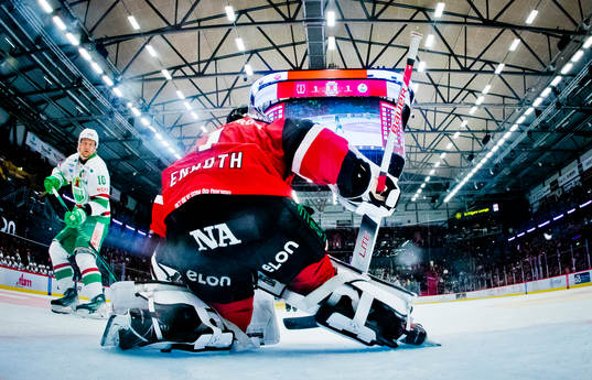 Örebros målvakt Jhonas Enroth räddar straff från