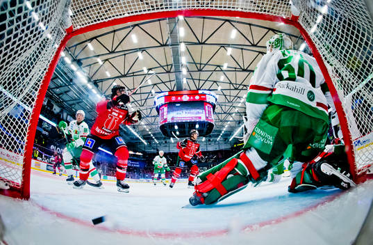 Örebros Jonathan Lekkerimäki gör 1-1 på Rögles