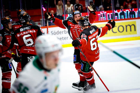 Örebros Robert Leino gör 2-1 och jublar med Glenn