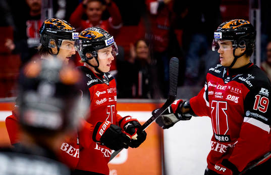 Örebros Jonathan Lekkerimäki jublar med Axel Sundberg
