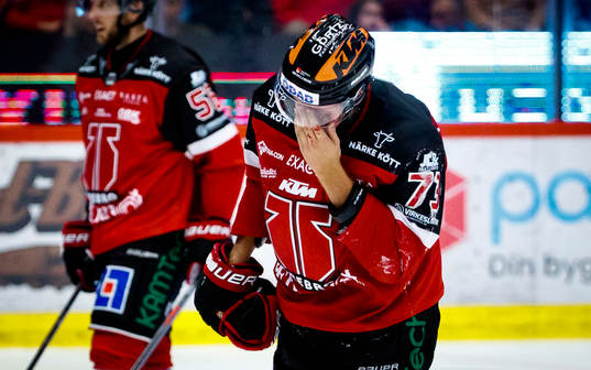 Örebros Oliver Eklind lämnar isen blodig