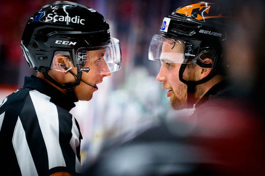 Domare Christoffer Holm och Örebros Glenn Gustafsson