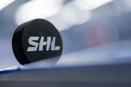 Matchpuck med SHL logo före ishockeymatchen i SHL mellan