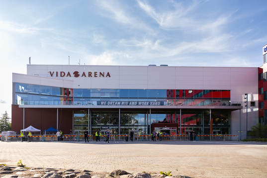 Exteriör vy av Vida arena före ishockeymatchen i SHL