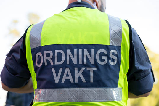 Ordningsvakt före ishockeymatchen i SHL mellan Växjö och