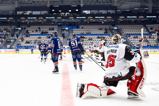 Växjös och Malmö Redhawks spelare värmer upp före