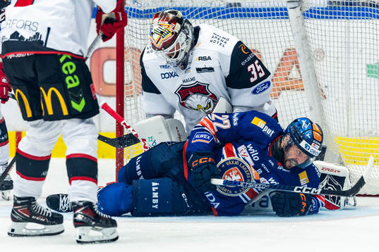 Malmö Redhawks målvakt Adam Werner och Växjös Tobias