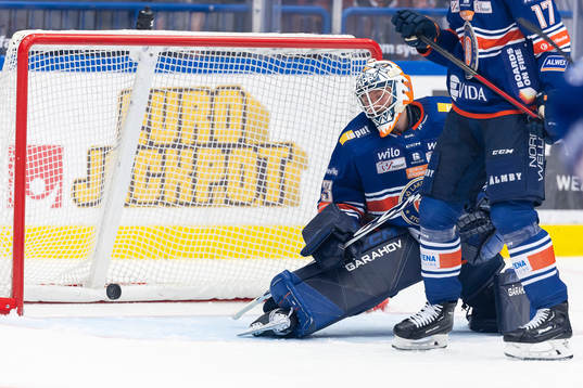 Växjös målvakt Emil Larmi deppar