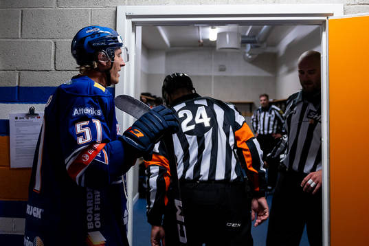 Växjös Emil Sylvegård pratar med Domare Johan Magnusson