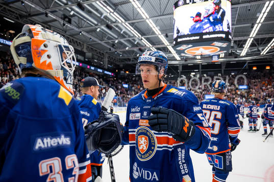 Växjös målvakt Emil Larmi och Emil Sylvegård jublar