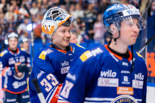 Växjös målvakt Emil Larmi jublar