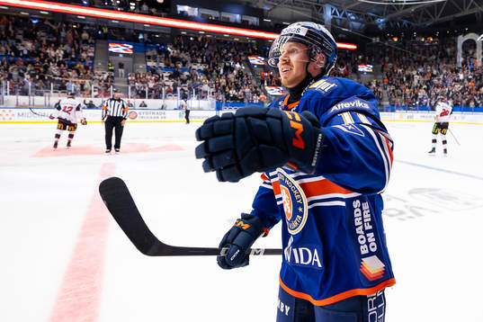 Växjös Kalle Kossila jublar