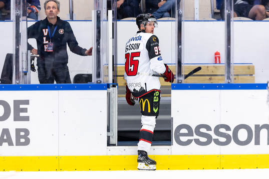 Malmö Redhawks Carl Persson blir utvisad