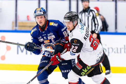 Växjös Joel Persson och Malmö Redhawks Janne Kuokkanen