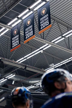 Vimplar för Växjös SM-guld i taket på Vida arena