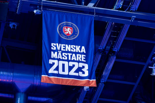 Vimpel hissas för att fira SM-guldet före ishockeymatchen