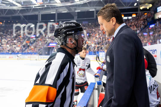 Domare Johan Magnusson pratar med Malmö Redhawks tränare