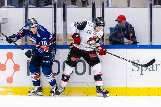 Växjös Marcus Sylvegård och Malmö Redhawks Carl Persson