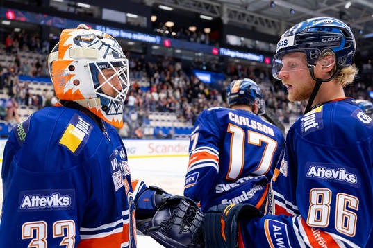 Växjös målvakt Emil Larmi och Joachim Blichfeld jublar