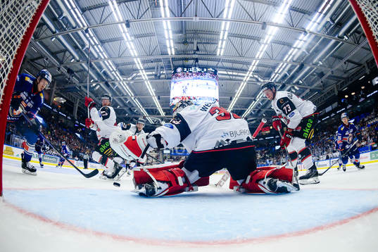 Växjös Kalle Kossila gör mål 3-3 bakom Malmö Redhawks