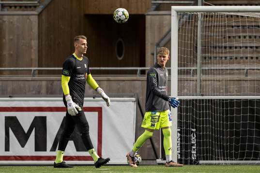 Varbergs målvakt David Olsson värmer upp inför
