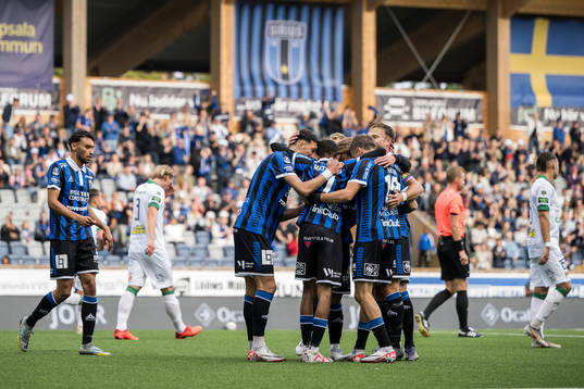 Sirius Tashreeq Matthews jublar med lagkamrater
