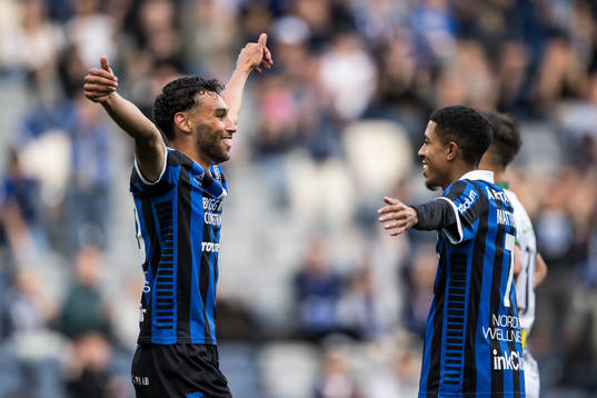 Sirius Joakim Persson jublar med Tashreeq Matthews