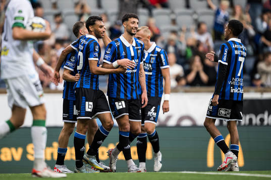 Sirius Joakim Persson jublar med lagkamrater