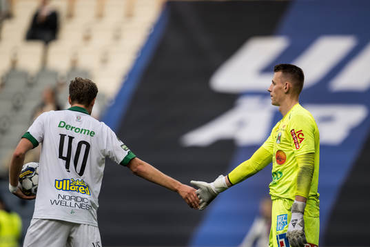 Varbergs Niklas Dahlström och målvakt David Olsson deppar