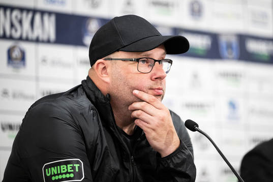 Varbergs tränare Martin Skogman på en presskonferens