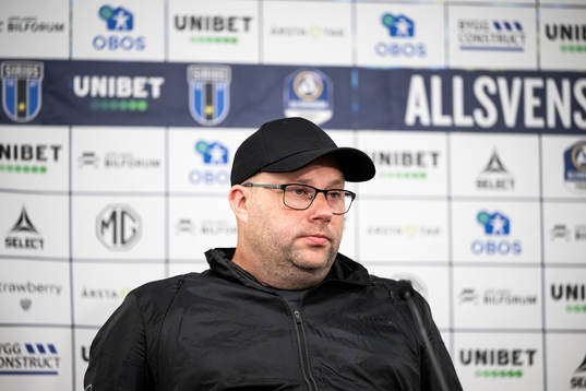 Varbergs tränare Martin Skogman på en presskonferens