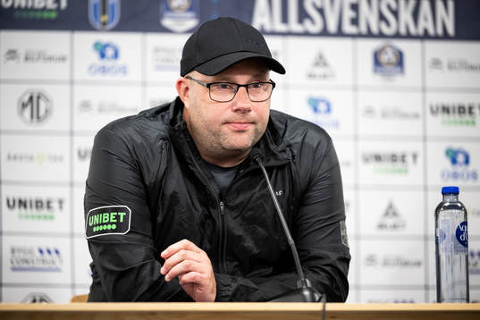 Varbergs tränare Martin Skogman på en presskonferens