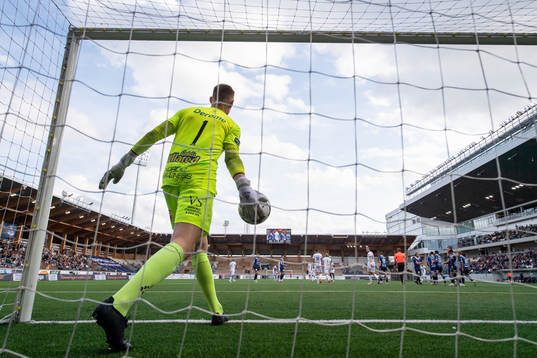 Varbergs målvakt David Olsson deppar
