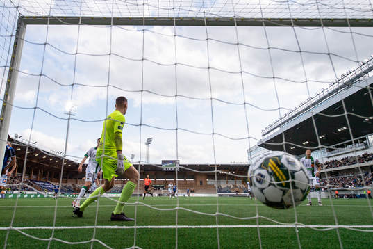 Varbergs målvakt David Olsson släpper in 3-0