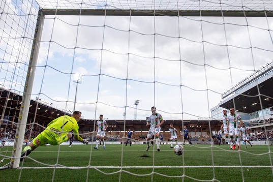 Varbergs målvakt David Olsson släpper in 4-0