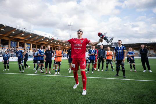 Sirius målvakt David Mitov Nilsson jublar