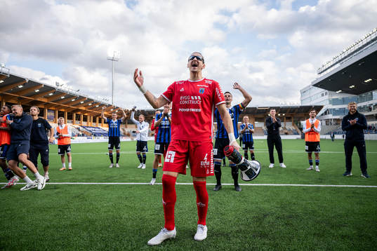 Sirius målvakt David Mitov Nilsson jublar