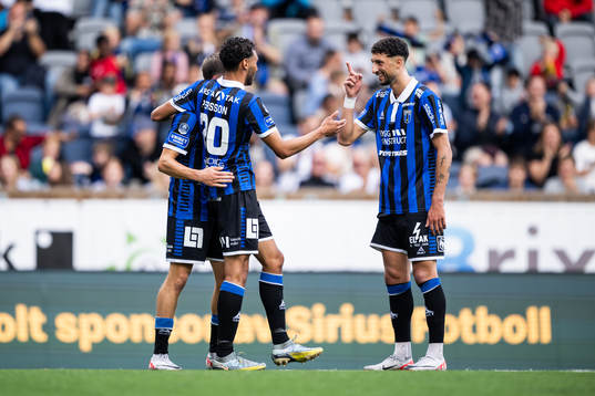 Sirius Joakim Persson jublar med lagkamrater