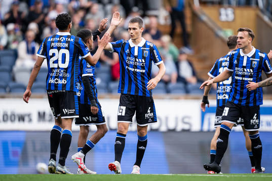 Sirius Joakim Persson jublar med lagkamrater