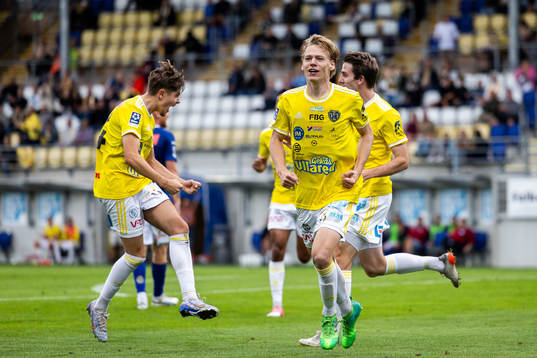 Falkenbergs Melker Nilsson jublar med lagkamrater